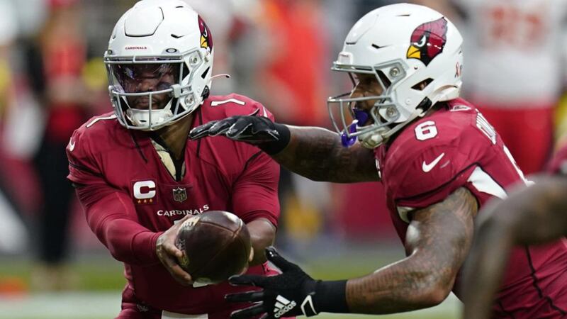 Arizona Cardinals quarterback Kyler Murray (1) hands off to Arizona Cardinals running back...