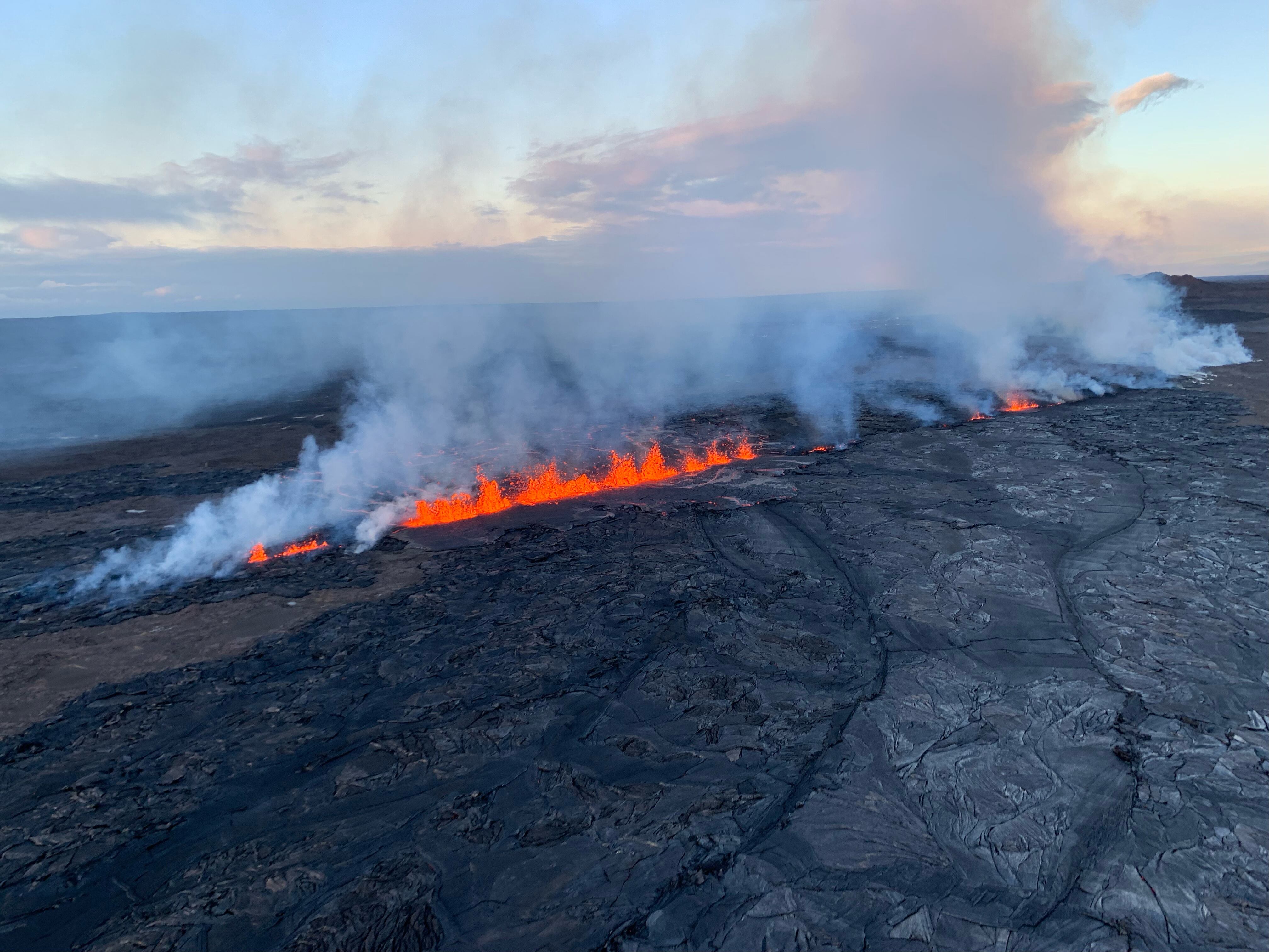 USGS lowers Kilauea alert level hours after 'sneaky' eruption begins near summit caldera - Vimarsana News