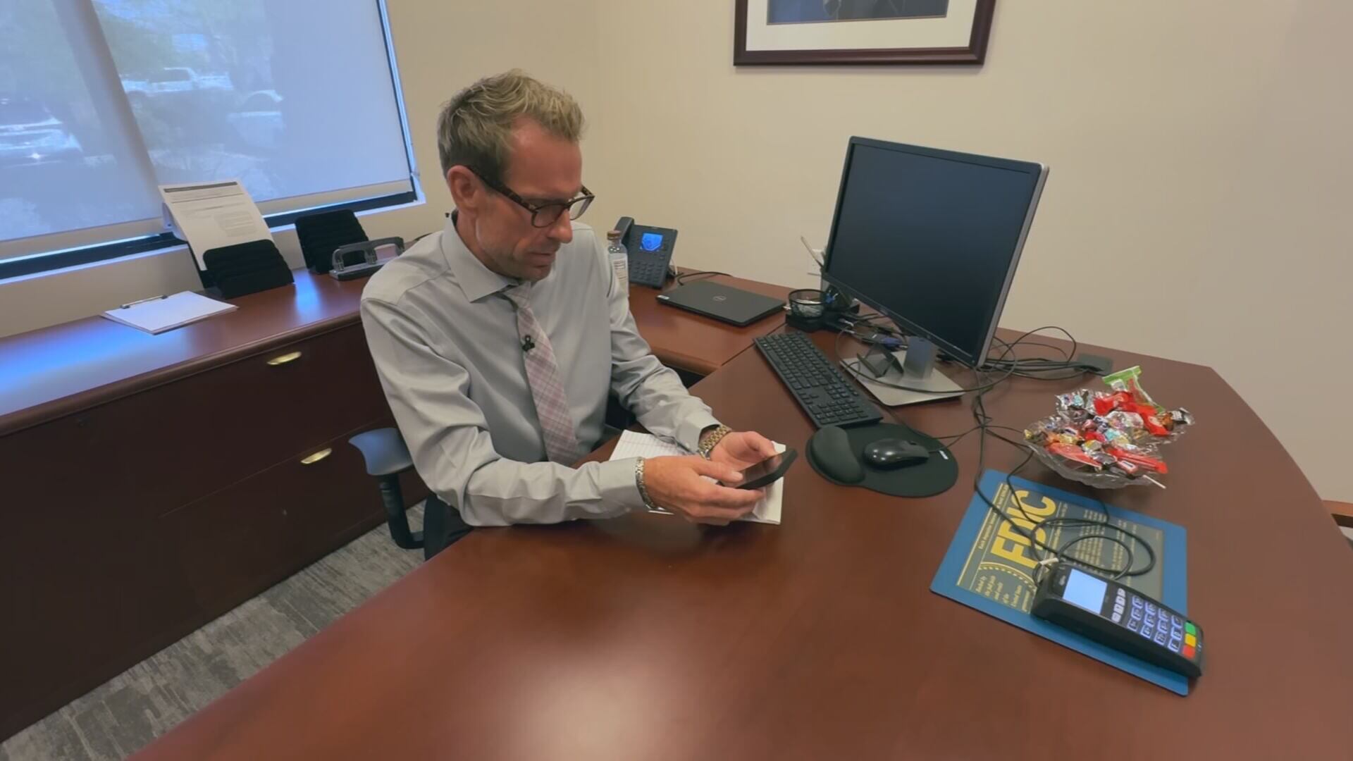 Mesa man says salesman tricked him into changing phone carriers - Vimarsana News