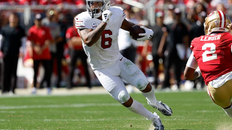 Arizona Cardinals running back James Conner (6) runs against the San Francisco 49ers during...