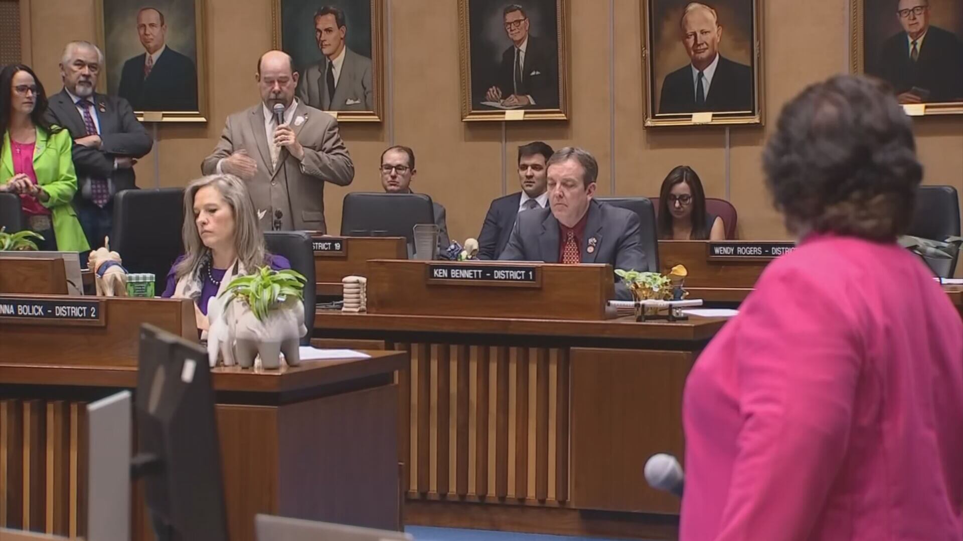 Arizona Senate advances bill that lets local police enforce immigrant law - Vimarsana News