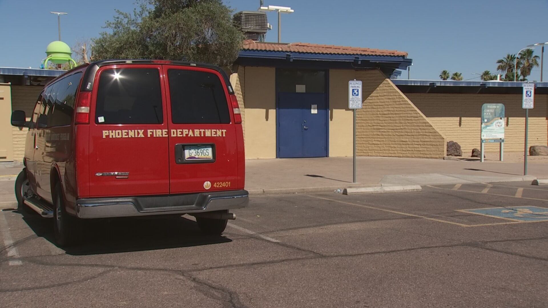 Lifeguards save toddler who found in Phoenix city pool - Vimarsana News