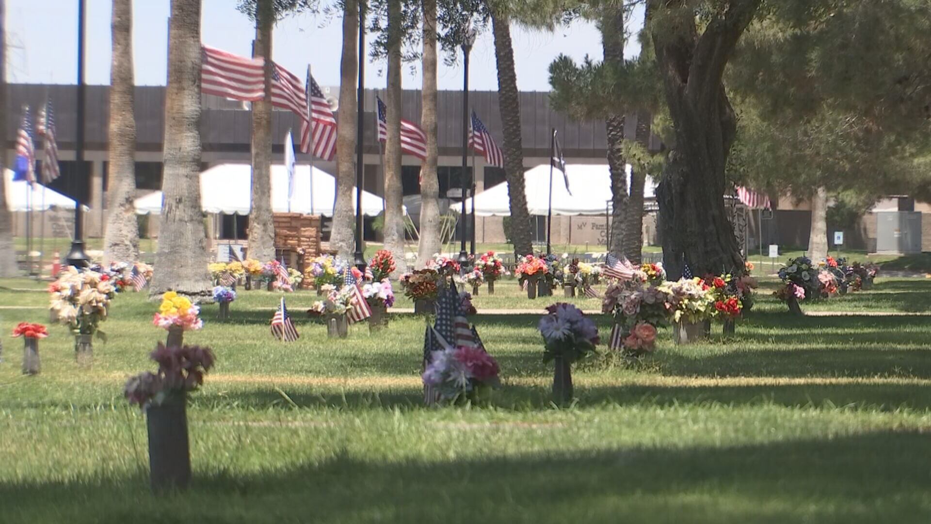 Families honor fallen loved ones at Mesa cemetery - Vimarsana News