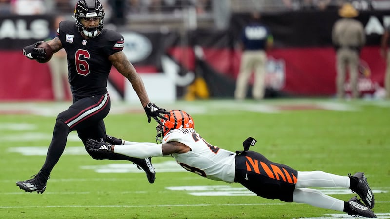 Arizona Cardinals running back James Conner (6) eludes the reach of Cincinnati Bengals...